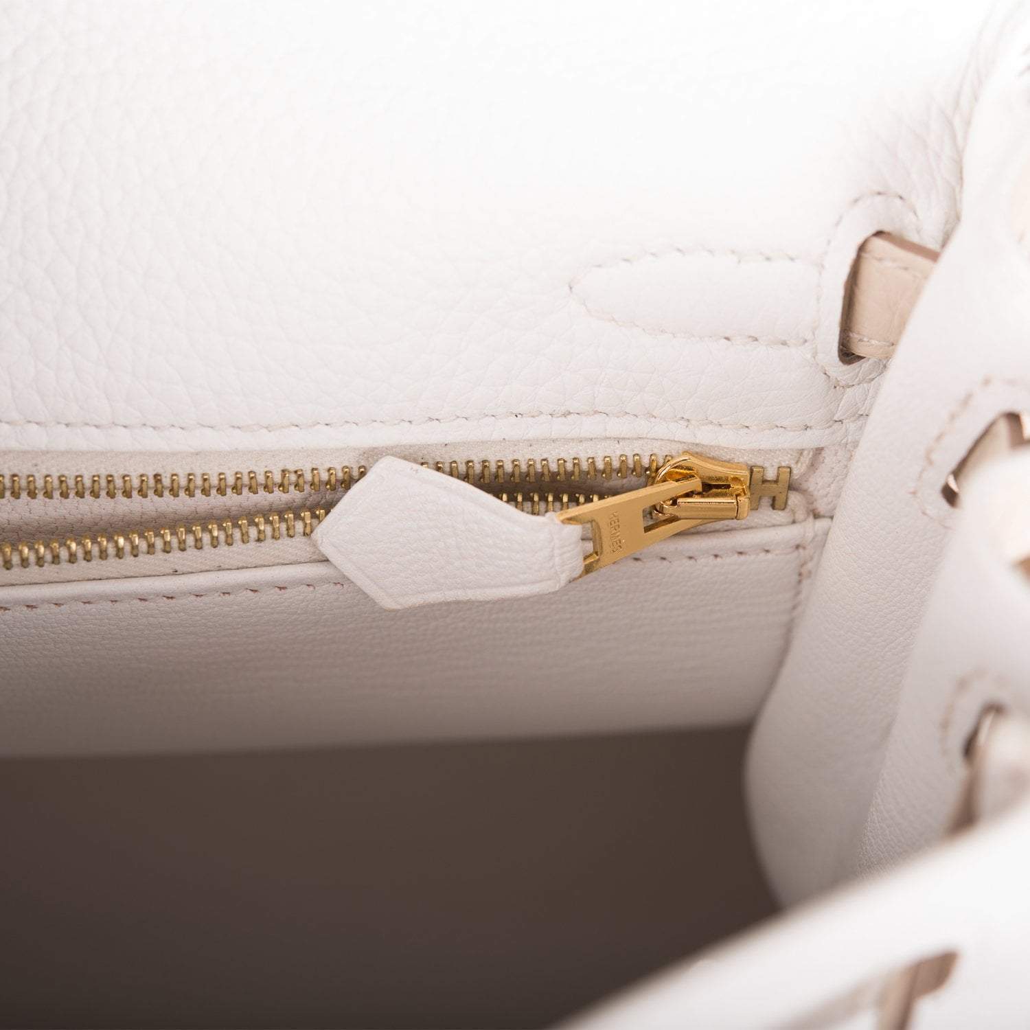Hermes Horseshoe Stamp (HSS) Bi-Color White and Trench Clemence Retourne Kelly 25cm Gold Hardware - Image 9